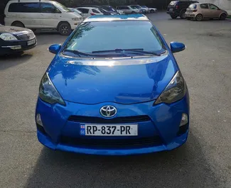 Predný pohľad na prenajaté auto Toyota Prius C v v Tbilisi, Georgia ✓ Auto č. 2016. ✓ Prevodovka Automatické TM ✓ Hodnotenia 6.