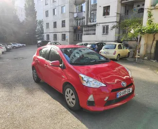 Vista frontale di un noleggio Toyota Prius C a Tbilisi, Georgia ✓ Auto #2015. ✓ Cambio Automatico TM ✓ 0 recensioni.