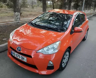 Framvy av en hyrbil Toyota Prius C i Tbilisi, Georgien ✓ Bil #2017. ✓ Växellåda Automatisk TM ✓ 6 recensioner.
