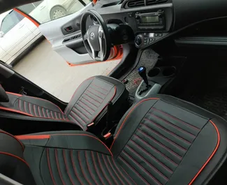 在 在格鲁吉亚 租赁 Toyota Prius C 2013 汽车，特点包括 ✓ 使用 Hybrid 燃料和 73 马力 ➤ 起价 65 GEL 每天。