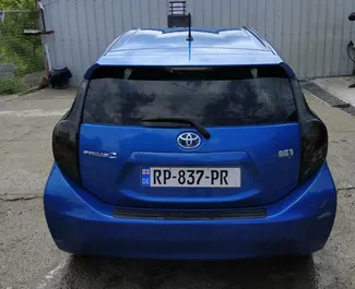 グルジアにてでのToyota Prius C 2013カーレンタル、特徴は✓ハイブリッド燃料と73馬力 ➤ 1日あたり63 GELからスタート。