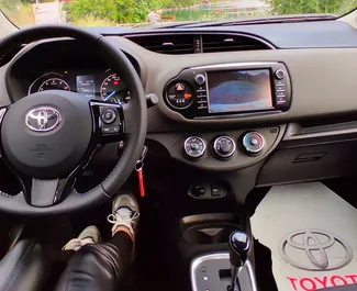 Araç Kiralama Toyota Yaris #2034 Otomatik Budva'da, 1,5L motor ile donatılmış ➤ Vuk tarafından Karadağ'da.