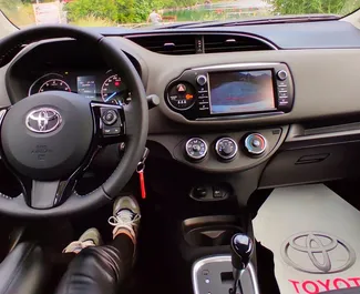 Toyota Yarisのレンタル。モンテネグロにてでの経済, 快適さカーレンタル ✓ 預金150 EUR ✓ TPL, CDW, SCDW, 乗客数, 海外の保険オプション付き。