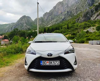 Predný pohľad na prenajaté auto Toyota Yaris v v Budve, Čierna Hora ✓ Auto č. 2034. ✓ Prevodovka Automatické TM ✓ Hodnotenia 3.