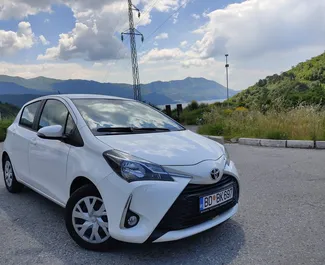 Predný pohľad na prenajaté auto Toyota Yaris v v Budve, Čierna Hora ✓ Auto č. 2036. ✓ Prevodovka Automatické TM ✓ Hodnotenia 1.