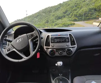 Hyundai i20 2013 automašīnas noma Melnkalnē, iezīmes ✓ Benzīns degviela un 74 zirgspēki ➤ Sākot no 33 EUR dienā.