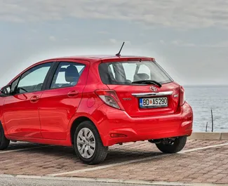 Toyota Yaris 2013 automašīnas noma Melnkalnē, iezīmes ✓ Benzīns degviela un 80 zirgspēki ➤ Sākot no 20 EUR dienā.