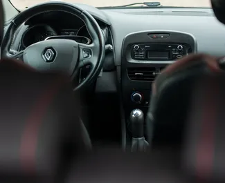 Renault Clio 4 bérlése. Gazdaságos típusú autó bérlése Montenegróban ✓ Letét nélkül ✓ Biztosítási opciók: TPL, CDW, SCDW, Lopás, Külföldön.