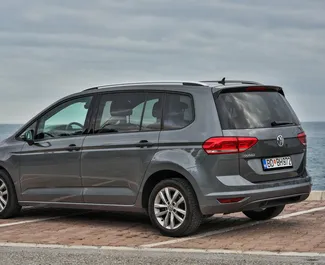 Wynajmij Volkswagen Touran 2016 w Czarnogórze. Paliwo: Diesel. Moc: 85 KM ➤ Koszt od 30 EUR za dobę.