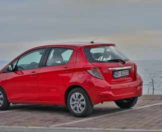 Toyota Yaris 2013 autóbérlés Montenegróban, jellemzők ✓ Benzin üzemanyag és 80 lóerő ➤ Napi 20 EUR-tól kezdődően.