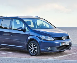 Frontvisning af en udlejnings Volkswagen Touran i Budva, Montenegro ✓ Bil #1035. ✓ Automatisk TM ✓ 7 anmeldelser.