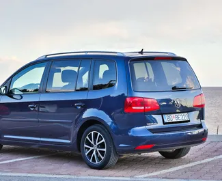 Najem avtomobila Volkswagen Touran 2014 v v Črni gori, z značilnostmi ✓ gorivo Dizel in 100 konjskih moči ➤ Od 30 EUR na dan.