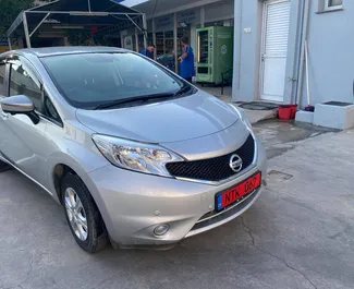 Frontvisning av en leiebil Nissan Note i Limassol, Kypros ✓ Bil #2080. ✓ Automatisk TM ✓ 5 anmeldelser.