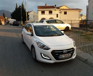 Přední pohled na pronájem Hyundai i30 v Budvě, Černá Hora ✓ Auto č. 1056. ✓ Převodovka Automatické TM ✓ Recenze 3.