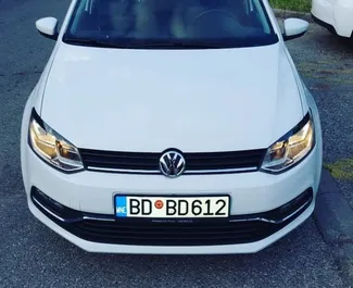 Predný pohľad na prenajaté auto Volkswagen Polo v v Budve, Čierna Hora ✓ Auto č. 1058. ✓ Prevodovka Automatické TM ✓ Hodnotenia 3.