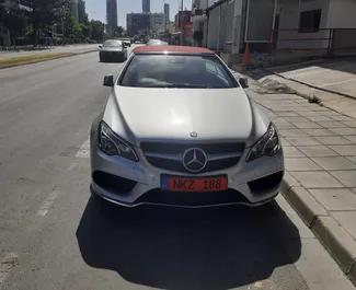 Vooraanzicht van een huurauto Mercedes-Benz E-Class Cabrio in Limassol, Cyprus ✓ Auto #2051. ✓ Transmissie Automatisch TM ✓ 0 beoordelingen.