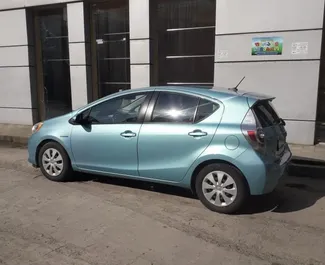 Nomas automašīnas priekšskats Toyota Prius C Kutaisi, Gruzija ✓ Automašīna #2067. ✓ Pārnesumu kārba Automātiskais TM ✓ Atsauksmes 1.