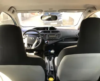 在 在格鲁吉亚 租赁 Toyota Prius C 2013 汽车，特点包括 ✓ 使用 Hybrid 燃料和 73 马力 ➤ 起价 135 GEL 每天。