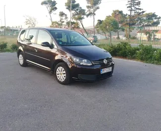 Přední pohled na pronájem Volkswagen Touran v Baru, Černá Hora ✓ Auto č. 2045. ✓ Převodovka Automatické TM ✓ Recenze 16.