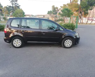 Wynajmij Volkswagen Touran 2015 w Czarnogórze. Paliwo: Diesel. Moc: 110 KM ➤ Koszt od 25 EUR za dobę.