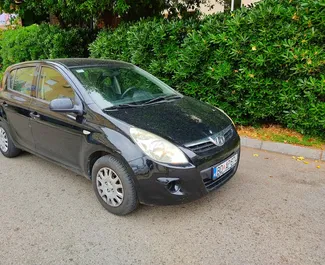 Frontvisning av en leiebil Hyundai i20 i Budva, Montenegro ✓ Bil #2040. ✓ Automatisk TM ✓ 1 anmeldelser.