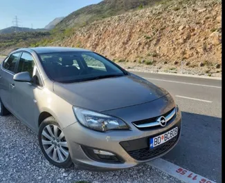 Sprednji pogled najetega avtomobila Opel Astra Sedan v v Budvi, Črna gora ✓ Avtomobil #2026. ✓ Menjalnik Samodejno TM ✓ Mnenja 2.