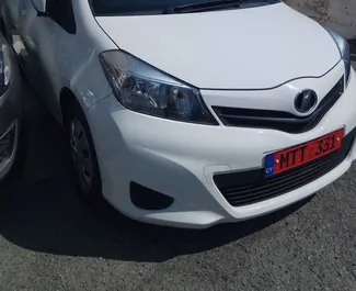 Priekinė automobilio, kurį nuomojate Toyota Vitz Limasolyje, Kipras vaizdas ✓ Automobilis #2077. ✓ Pavarų dėžė Automatinis TM ✓ Atsiliepimai 4.