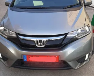 Sprednji pogled najetega avtomobila Honda Jazz v v Pafosu, Ciper ✓ Avtomobil #2282. ✓ Menjalnik Priročnik TM ✓ Mnenja 2.