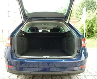 Aluguel de carro Skoda Superb Combi 2019 na República Checa, com ✓ combustível Gasóleo e 150 cavalos de potência ➤ A partir de 37 EUR por dia.