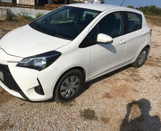 Vista frontal de un Toyota Yaris de alquiler en Salónica, Grecia ✓ Coche n.º 2285. ✓ Manual TM ✓ 0 opiniones.