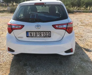 Ενοικίαση αυτοκινήτου Toyota Yaris 2018 στην Ελλάδα, περιλαμβάνει ✓ καύσιμο Βενζίνη και 72 ίππους ➤ Από 16 EUR ανά ημέρα.