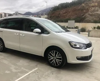 Frontvisning av en leiebil Volkswagen Sharan i Becici, Montenegro ✓ Bil #2266. ✓ Automatisk TM ✓ 0 anmeldelser.