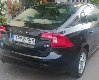 تأجير سيارة Volvo S60 2015 في في اليونان، تتميز بـ ✓ وقود الديزل وقوة 105 حصان ➤ بدءًا من 113 EUR يوميًا.