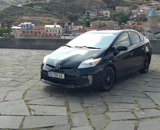 Vue de face d'une location Toyota Prius à Tbilissi, Géorgie ✓ Voiture #1381. ✓ Automatique TM ✓ 2 avis.