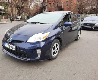 Kiralık bir Toyota Prius Tiflis'te, Gürcistan ön görünümü ✓ Araç #2331. ✓ Otomatik TM ✓ 2 yorumlar.