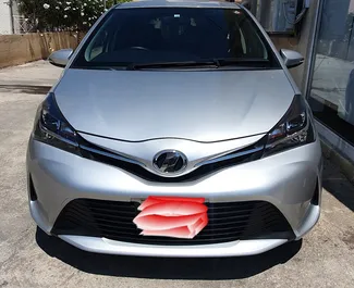 Vista frontale di un noleggio Toyota Vitz a Paphos, Cipro ✓ Auto #2363. ✓ Cambio Automatico TM ✓ 0 recensioni.