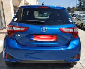 Ενοικίαση αυτοκινήτου Toyota Vitz 2017 στην Κύπρο, περιλαμβάνει ✓ καύσιμο Βενζίνη και 120 ίππους ➤ Από 36 EUR ανά ημέρα.