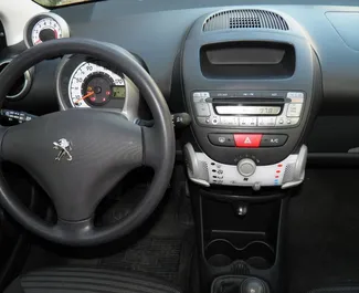 Vue de face d'une location Peugeot 107 en Crète, Grèce ✓ Voiture #2351. ✓ Manuelle TM ✓ 1 avis.