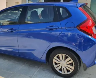 Frontvisning av en leiebil Honda Jazz i Pafos, Kypros ✓ Bil #2533. ✓ Automatisk TM ✓ 4 anmeldelser.