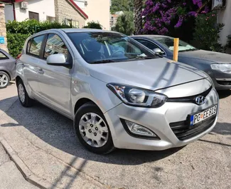 Sprednji pogled najetega avtomobila Hyundai i20 v v Baru, Črna gora ✓ Avtomobil #2528. ✓ Menjalnik Samodejno TM ✓ Mnenja 9.