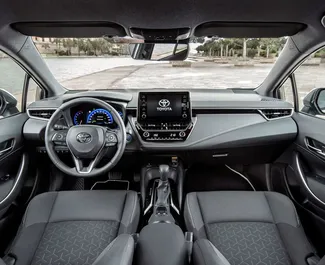 Μπροστινή όψη ενοικιαζόμενου Toyota Corolla Touring Sports στο Μπουργκάς, Βουλγαρία ✓ Αριθμός αυτοκινήτου #2426. ✓ Κιβώτιο ταχυτήτων Αυτόματο TM ✓ 0 κριτικές.