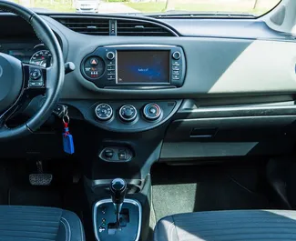 Toyota Yaris 2018 için kiralık Benzin 1,5L motor, Becici'de.