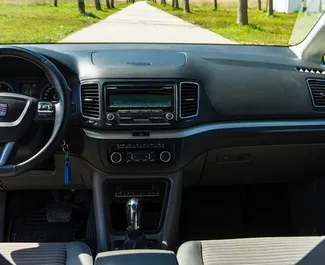 Seat Alhambra – автомобиль категории Комфорт, Минивэн напрокат в Черногории ✓ Депозит 300 EUR ✓ Страхование: ОСАГО, Пассажиры, От угона.