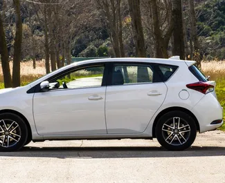 Toyota Auris 2017 araç kiralama Karadağ'da, ✓ Benzin yakıt ve 130 beygir gücü özellikleriyle ➤ Günde başlayan fiyatlarla 57 EUR.
