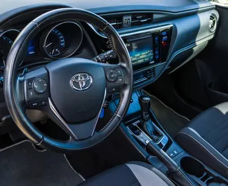 ベキシーにてでのレンタル用Toyota Auris 2017のガソリン 1.6Lエンジン。