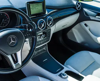 Interiér Mercedes-Benz B180 k pronájmu v Černé Hoře. Skvělé auto s 5 sedadly a převodovkou Automatické.
