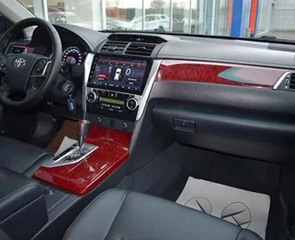 Toyota Camry 2012 autóbérlés Oroszországban, jellemzők ✓ Benzin üzemanyag és 148 lóerő ➤ Napi 5330 RUB-tól kezdődően.
