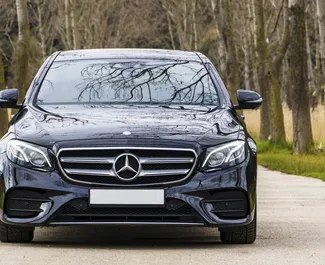 Frontvisning av en leiebil Mercedes-Benz E220 i Becici, Montenegro ✓ Bil #2483. ✓ Automatisk TM ✓ 0 anmeldelser.