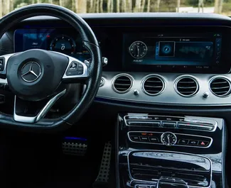 Mercedes-Benz E220 内饰，在黑山 出租。一辆优秀的 5 座位车，配备 Automatic 变速箱。