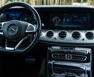 Interiøret til Mercedes-Benz E220 til leie i Montenegro. En flott 5-seters bil med Automatisk-gir.